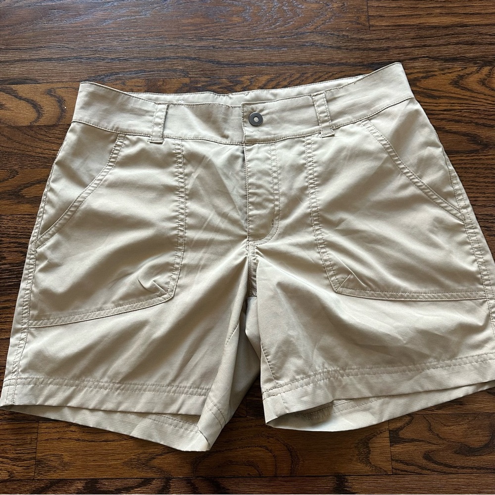 Columbia Women's Beige Cargo Shorts size 8 6L - Picture 1 of 14